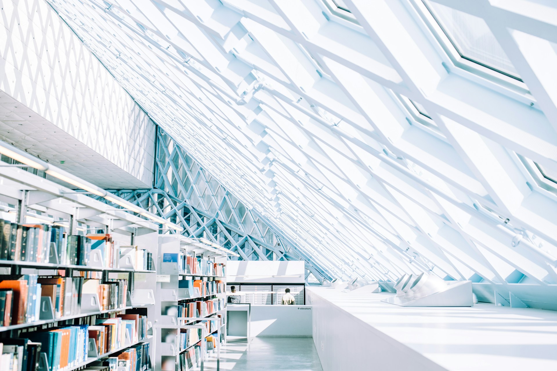 livres sur une étagère