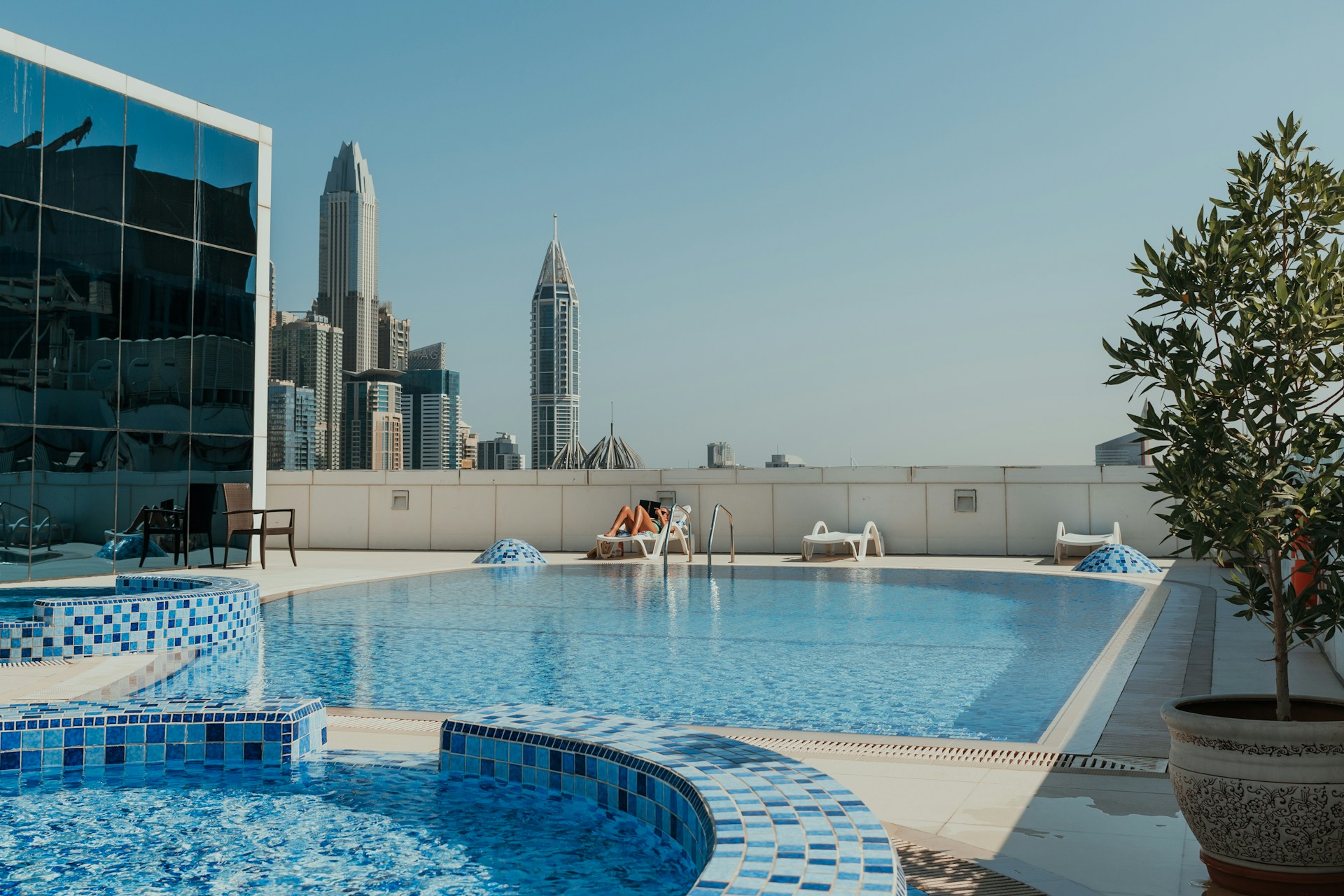 Une grande piscine avec vue sur la ville