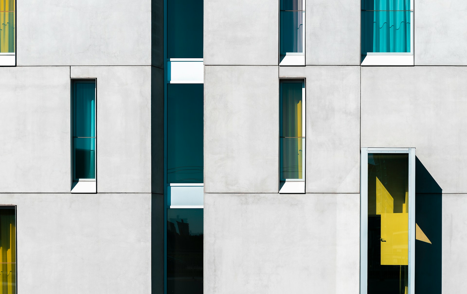 un bâtiment avec plusieurs fenêtres et une porte jaune