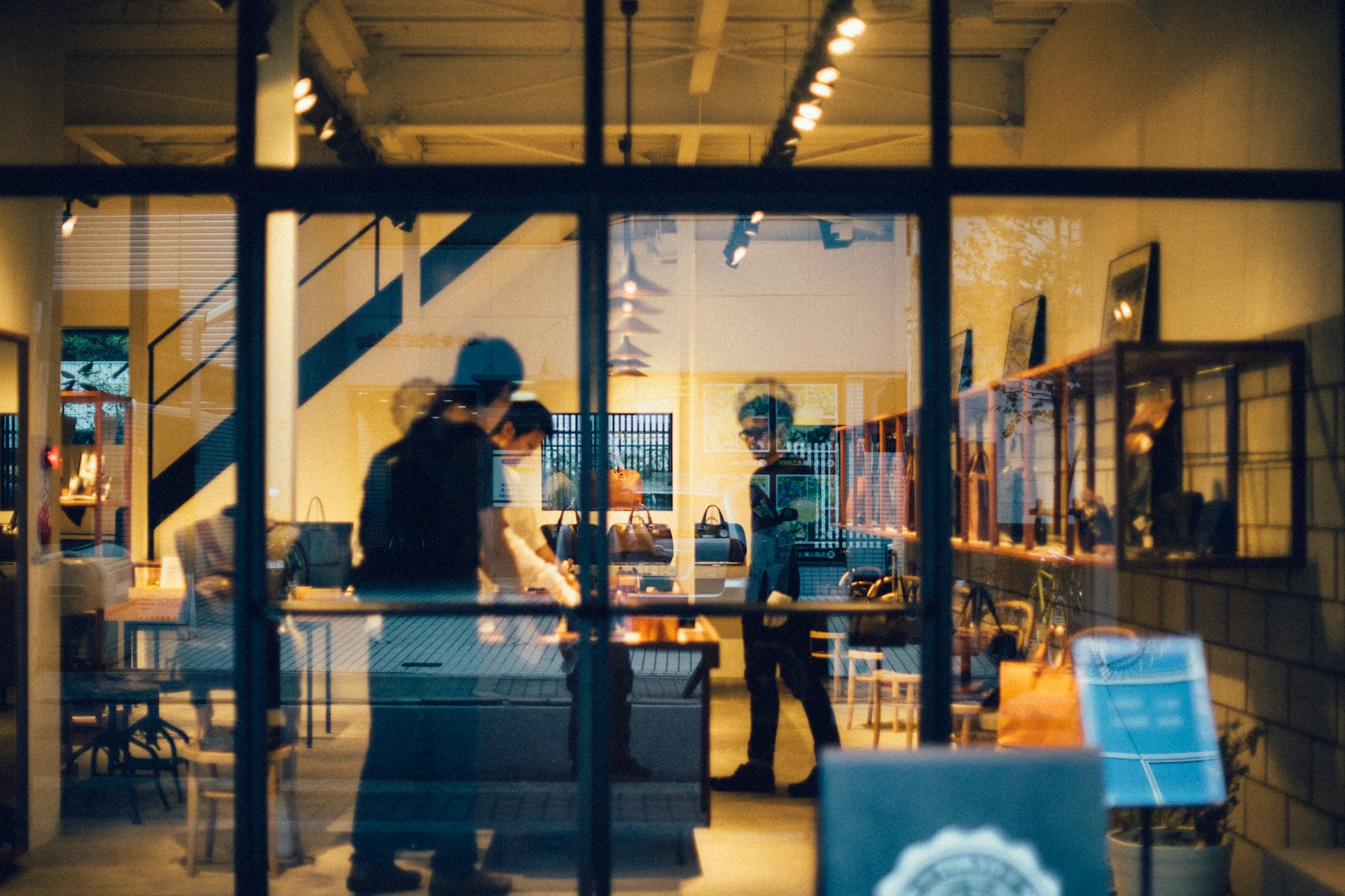 groupe de personnes dans un café