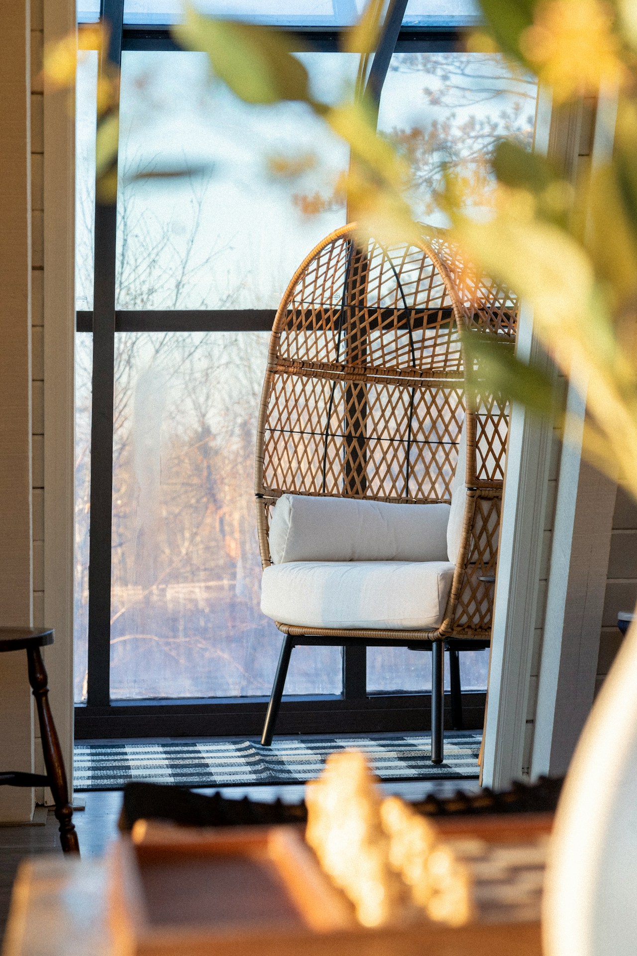 chaise rembourrée blanche et noire près d'une fenêtre