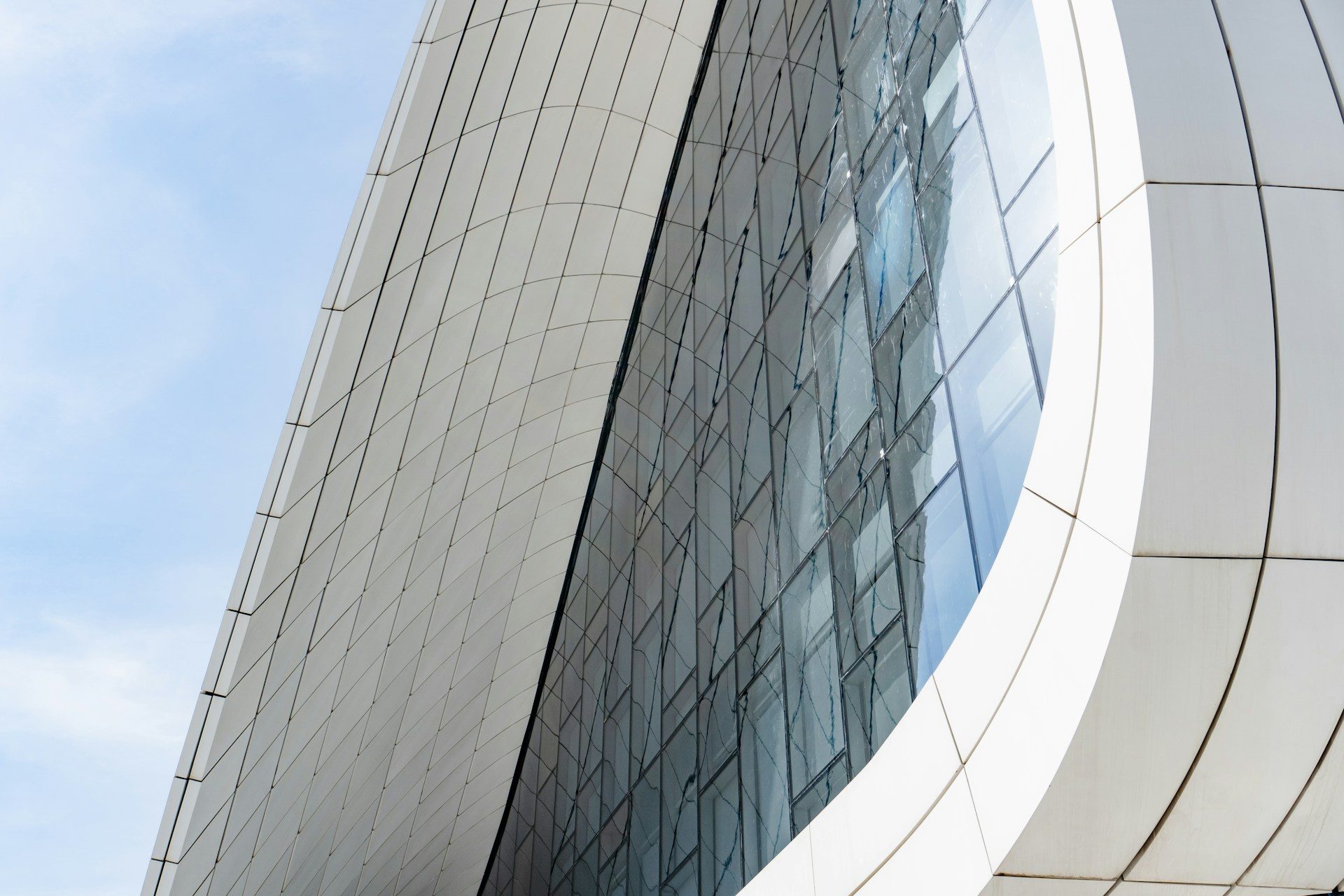 Bâtiment moderne aux vitrages réfléchissants